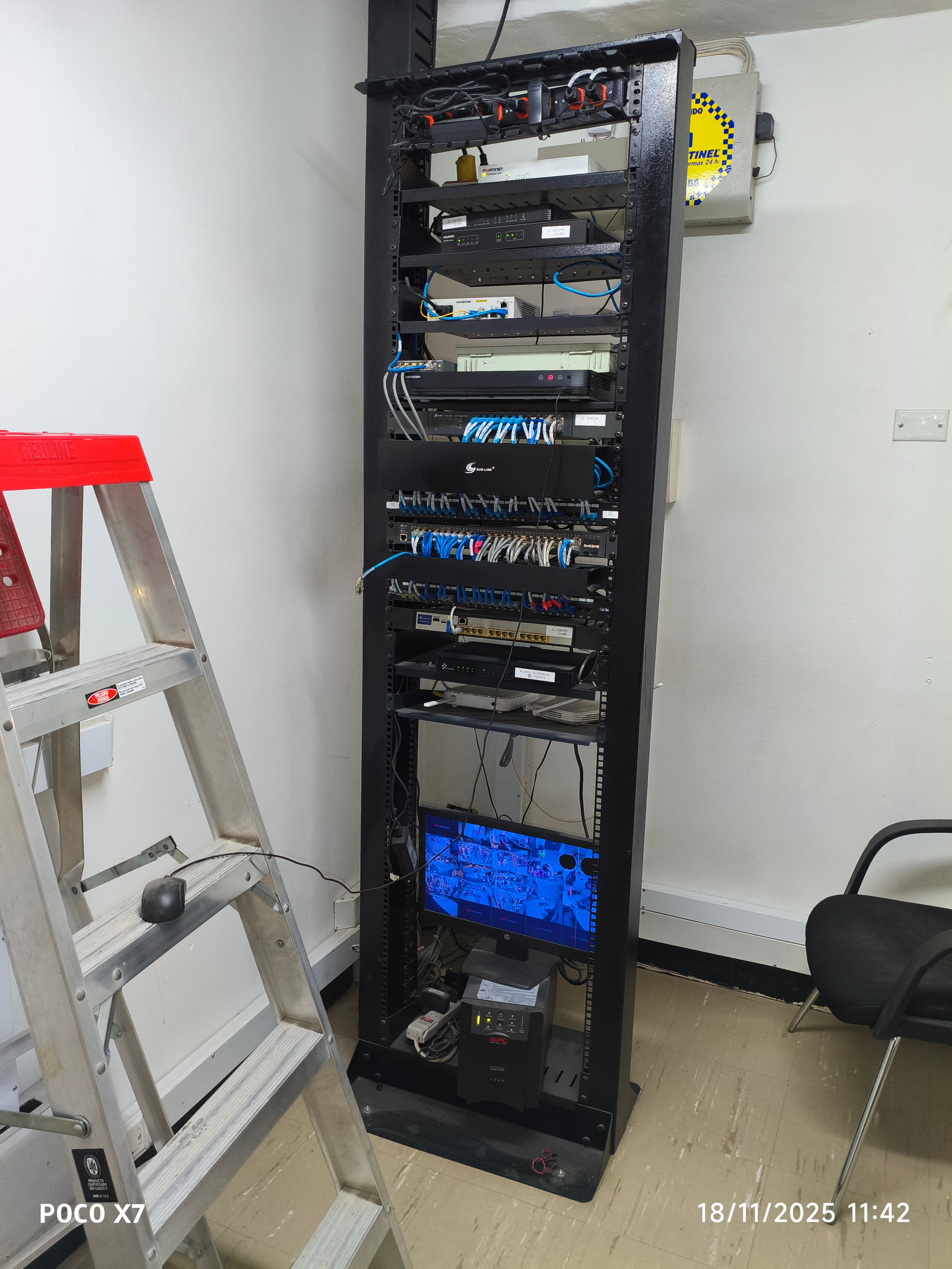 Rack de red y patch panel para cableado estructurado en Bogotá