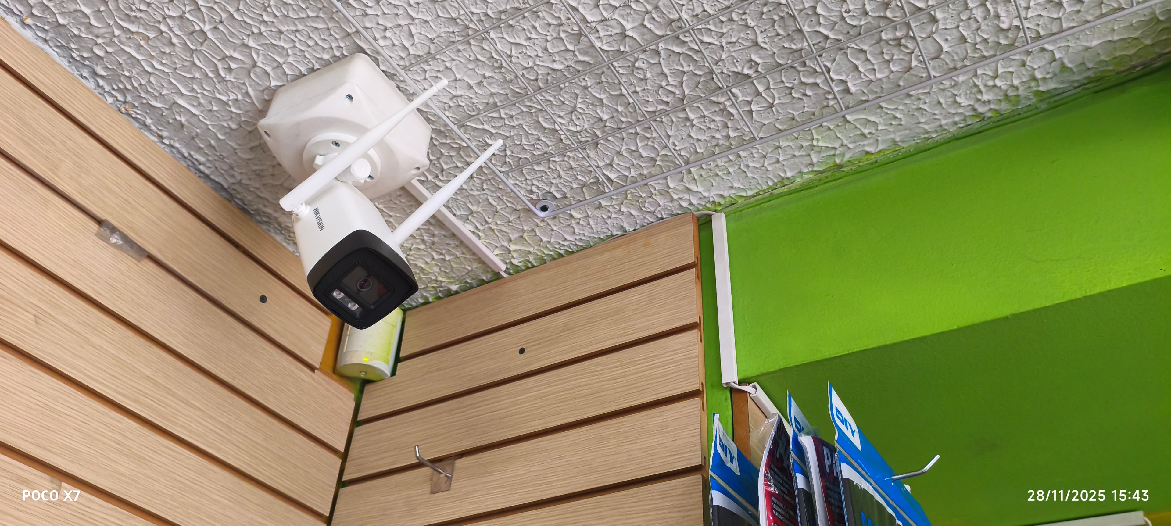 Instalación de cámara de vigilancia HD en negocio en Bogotá