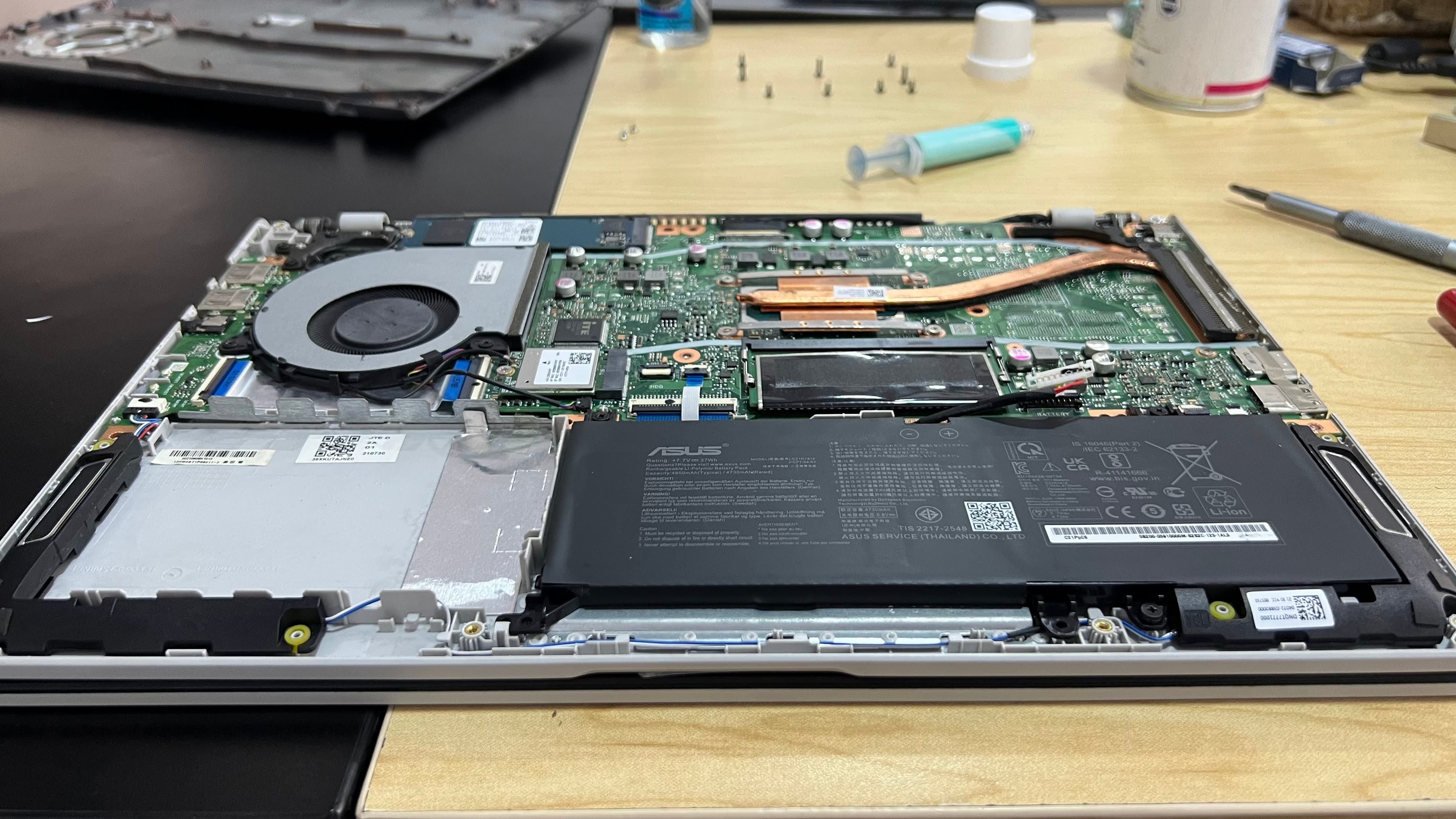 Técnico instalando sistema operativo Windows en laptop en Bogotá